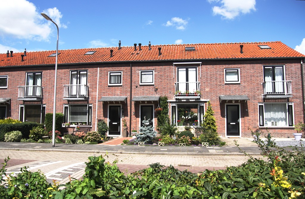 Tussenwoning te huur: Albert Verweystraat 18, Van Boetzelaerstraat Alphen Aan Den Rijn
